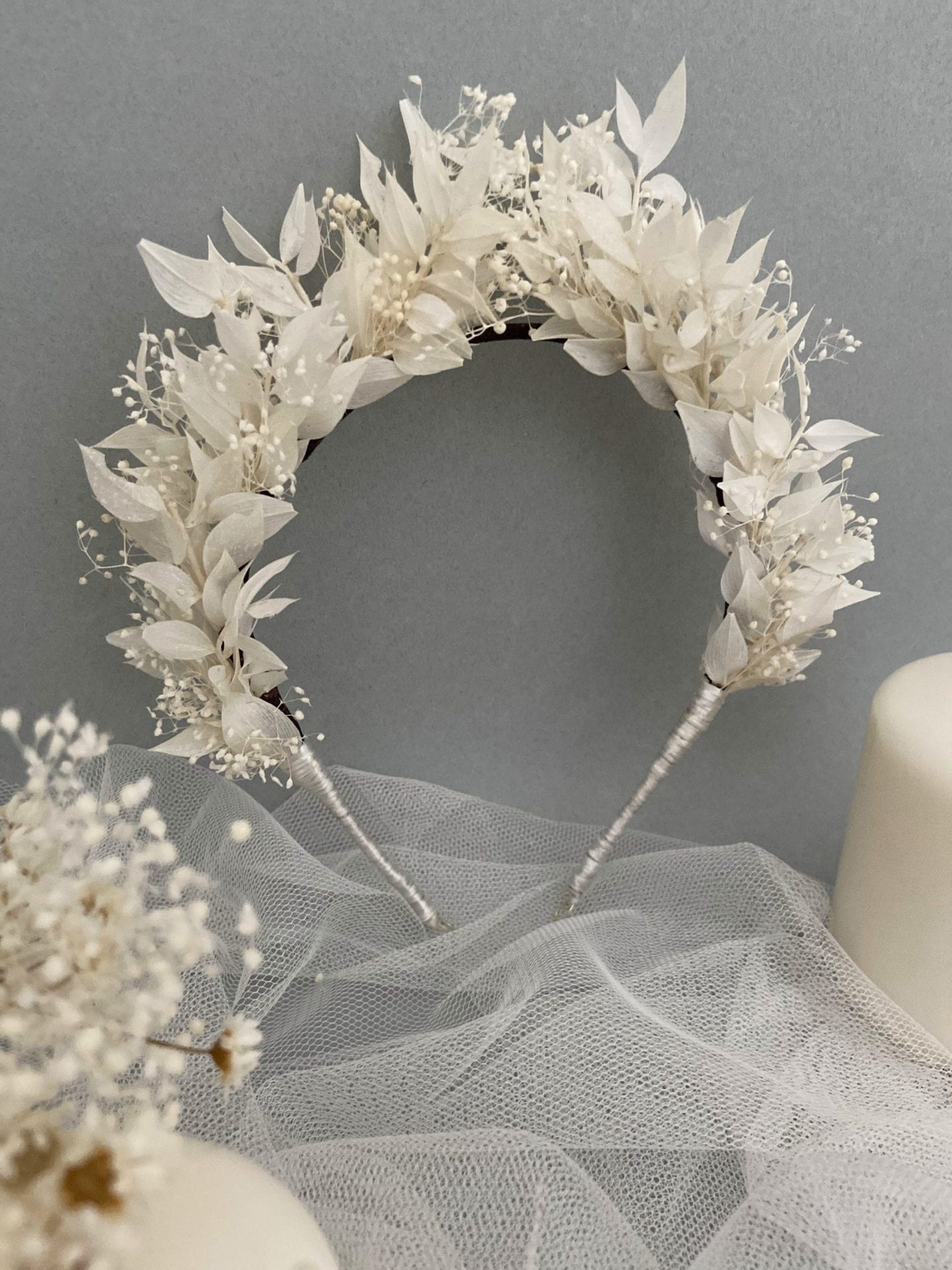 Diadema flores blancas para novia. Corona de flores preservadas de